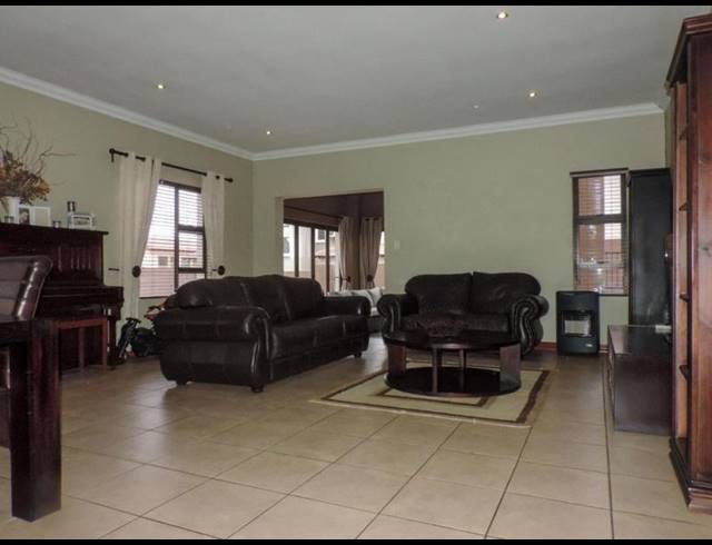 3 BEDROOM HOUSE FOR SALE IN THATCHFIELD